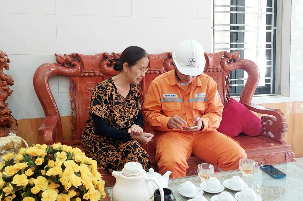 Công nhân viên PC Yên Bái tuyên truyền, phổ biến sử dụng năng lượng an toàn, tiết kiệm cho người dân.